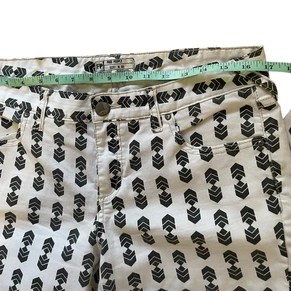 Free People Black and White bold cool girl  Patterned Skinny Jeans, size 30 - Picture 6 of 8